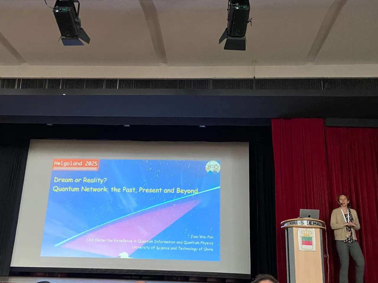 黑尔戈兰2025：中国唯一受邀报告人潘建伟的量子梦想 | 直击量子力学100周年讨论会